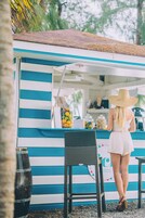 3 restaurantes, se sirve desayuno 