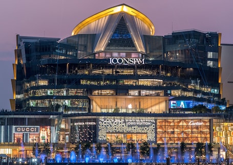 Shopping centre. Millennium Hilton Bangkok