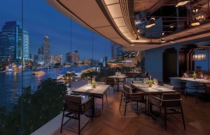 2 restaurants; breakfast, lunch, dinner and brunch served  - Millennium Hilton Bangkok (Bangkok)