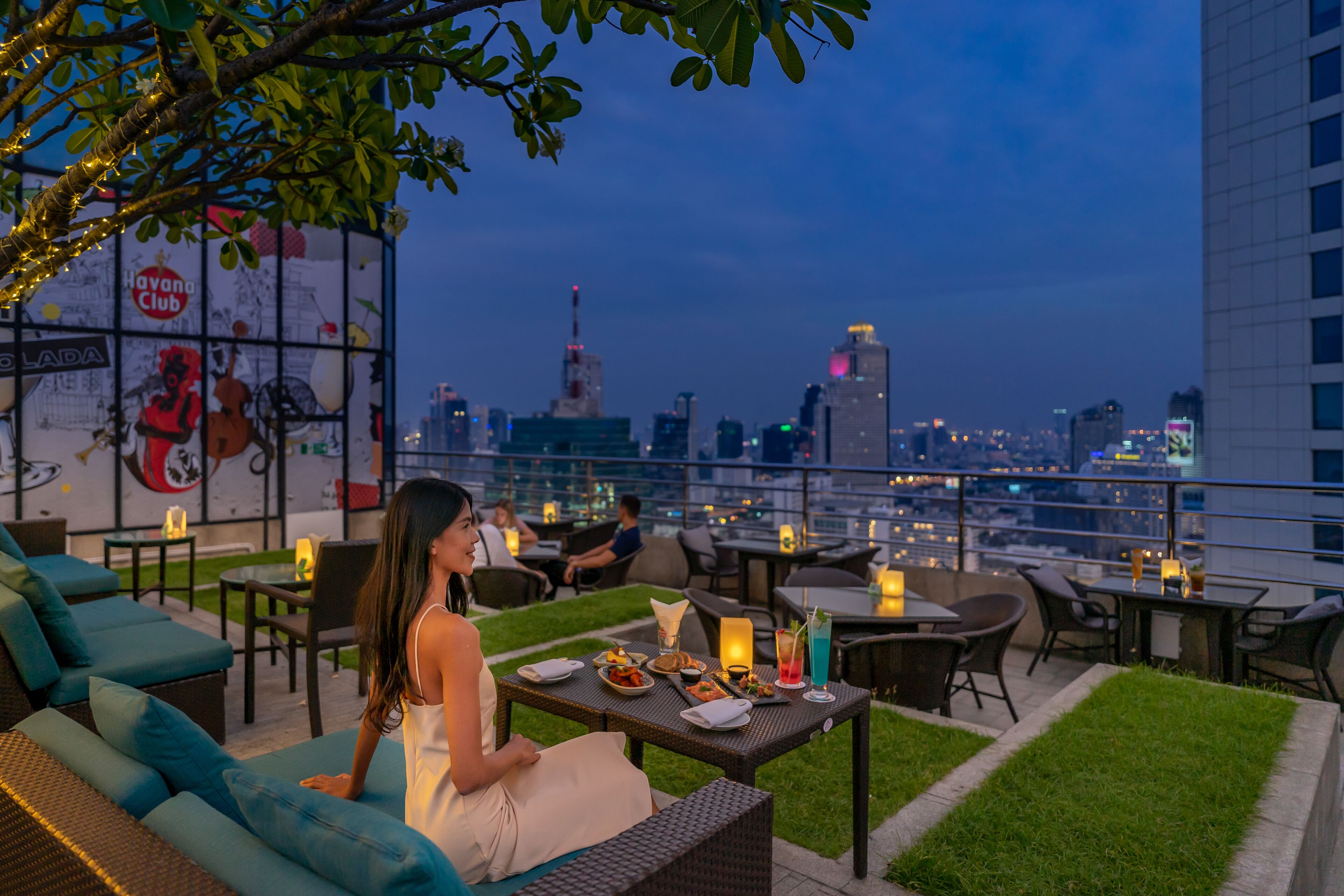 Bar (trong khuôn viên)