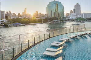 Outdoor pool, pool umbrellas, pool loungers - Millennium Hilton Bangkok (Bangkok)