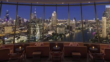 2 bars/lounges, rooftop bar, sports bar