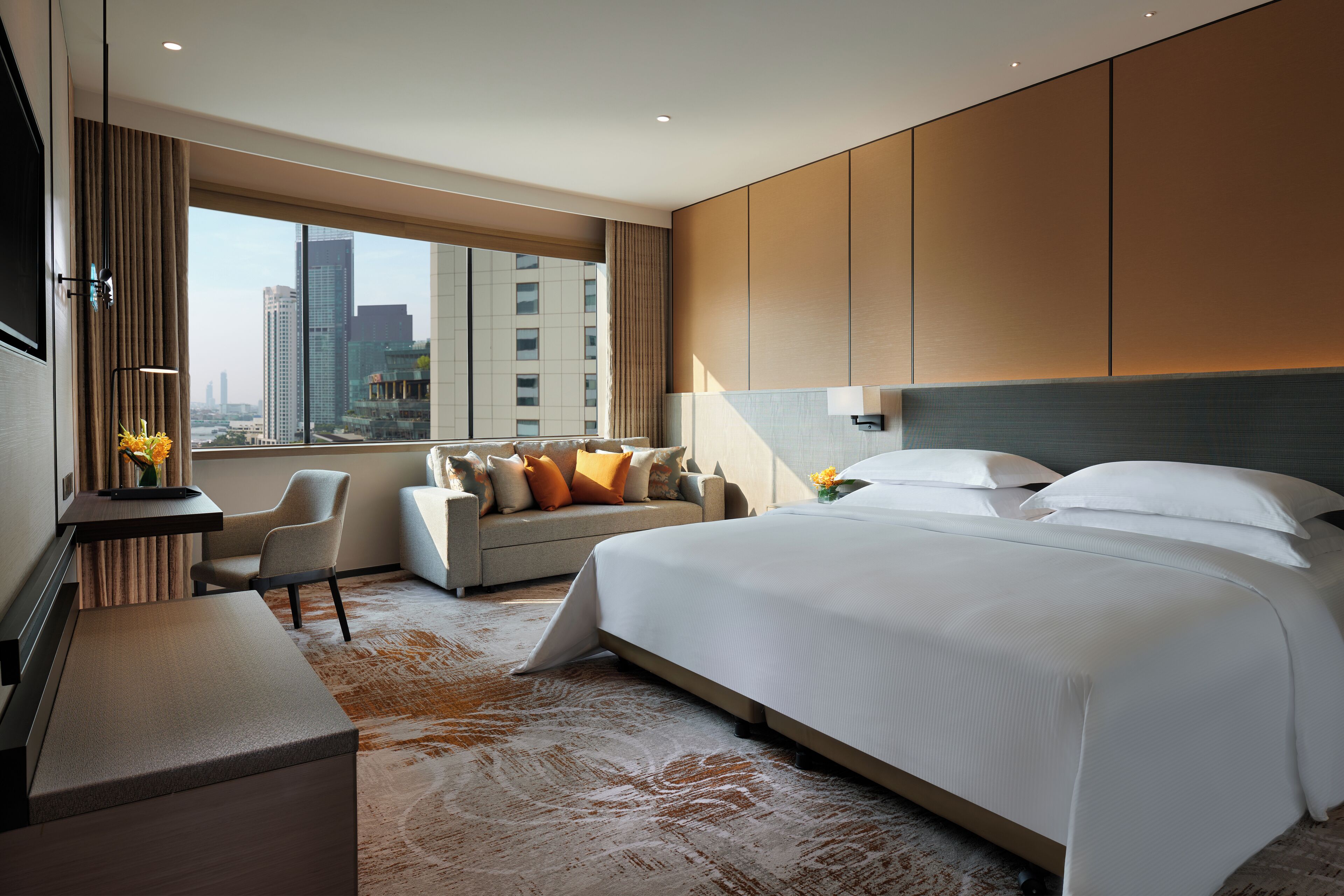 Habitación familiar, 1 cama de matrimonio grande, vistas al río | Edredones de plumas, minibar, caja fuerte y cortinas opacas