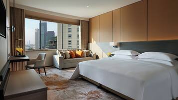 Habitación familiar, 1 cama de matrimonio grande, vistas al río | Edredones de plumas, minibar, caja fuerte y cortinas opacas