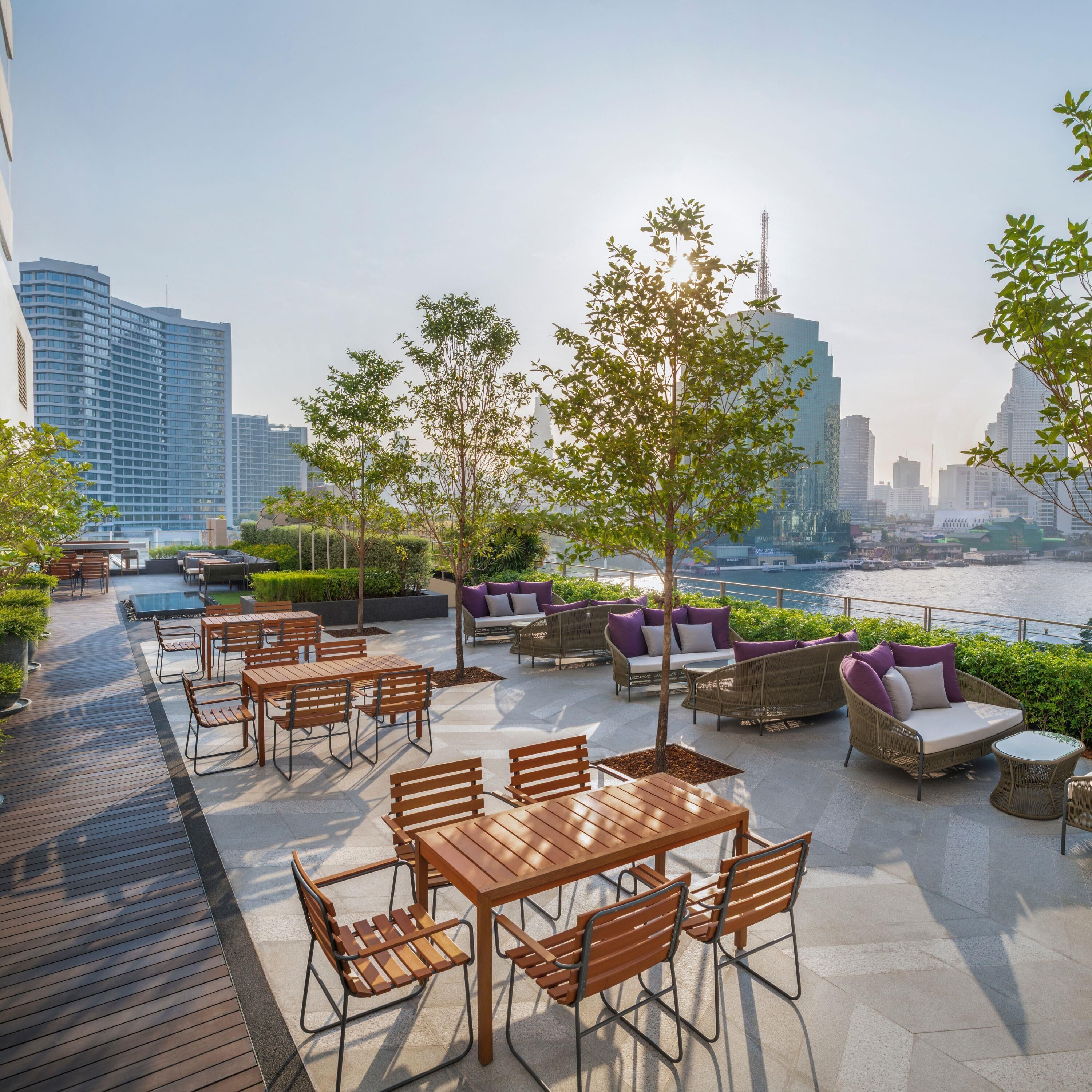 2 restaurants; breakfast, lunch, dinner and brunch served 