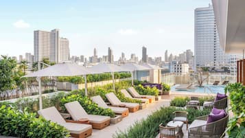 2 bars/lounges, rooftop bar, sports bar