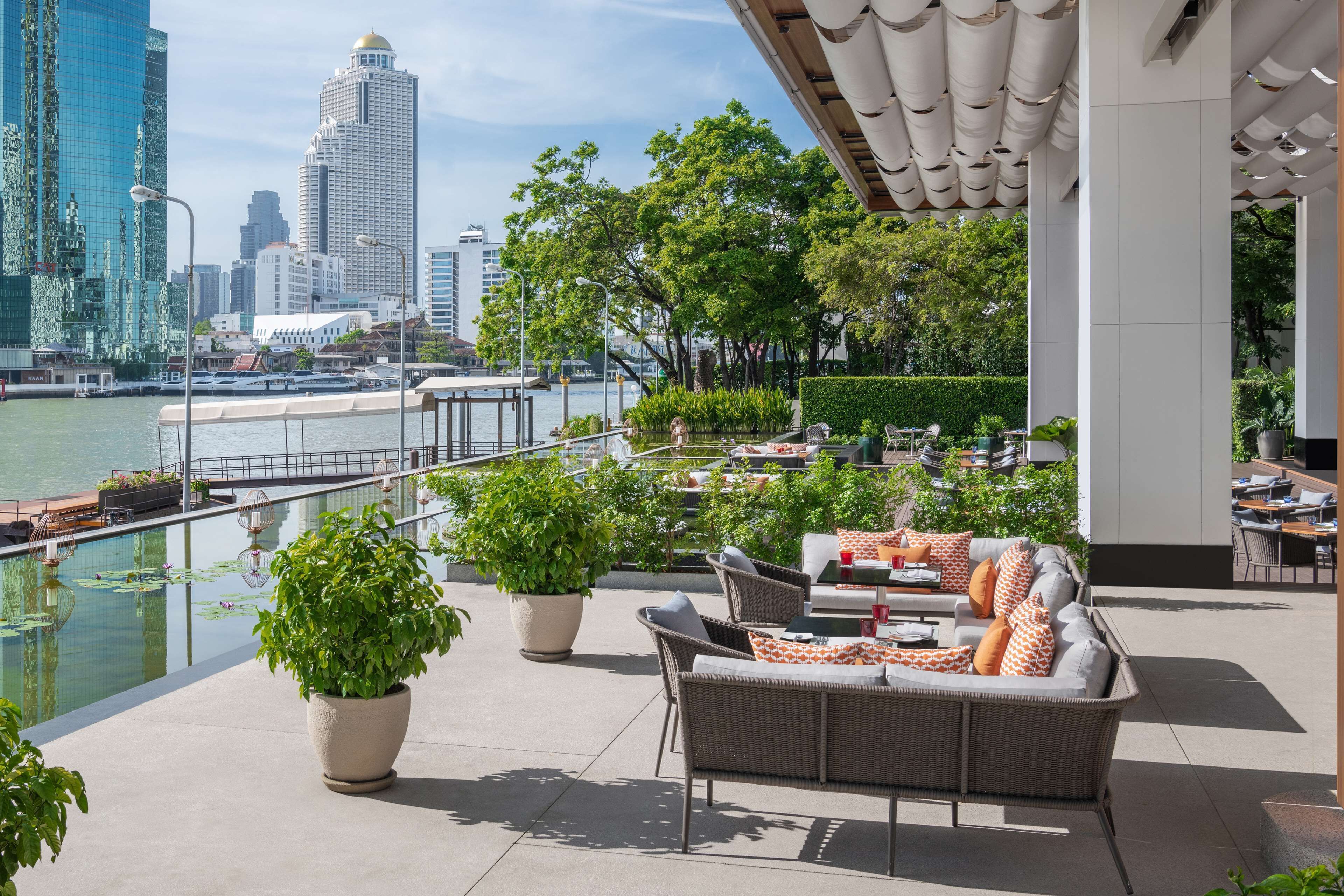 2 restaurants, spécialités Cuisine internationale