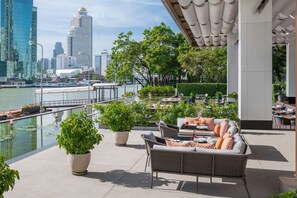 2 restaurants, spécialités Cuisine internationale