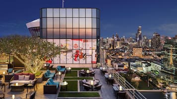 2 bars/lounges, rooftop bar, sports bar