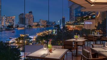 2 restaurants; breakfast, lunch, dinner and brunch served