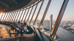 Interior de un edificio alto con vista panorámica de la ciudad y el río.
