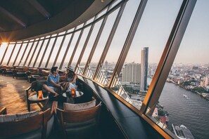 2 bars/lounges, rooftop bar, sports bar