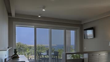 Panoramic-Apartment, Annex | Schreibtisch, laptopgeeigneter Arbeitsplatz, kostenloses WLAN