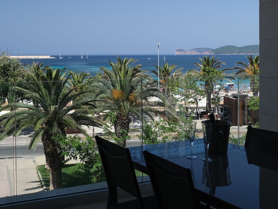 Escritorio, espacio para trabajar con laptop y wifi gratis