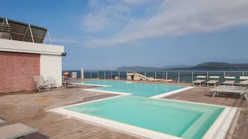 Piscine extérieure (ouverte en saison)