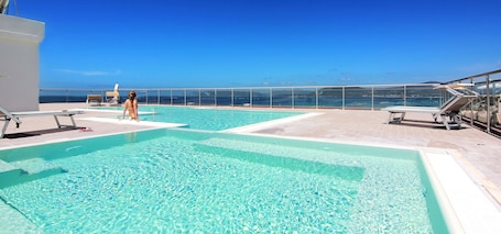 Una piscina al aire libre de temporada
