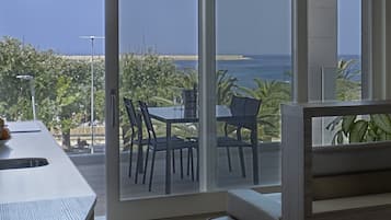 Panorámás apartman, kapcsolódó épület | 1 hálószoba, íróasztal és laptophoz jól használható munkafelület