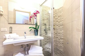 Shower, hair dryer, bidet, towels - Alma Di Alghero Hotel (Alghero)
