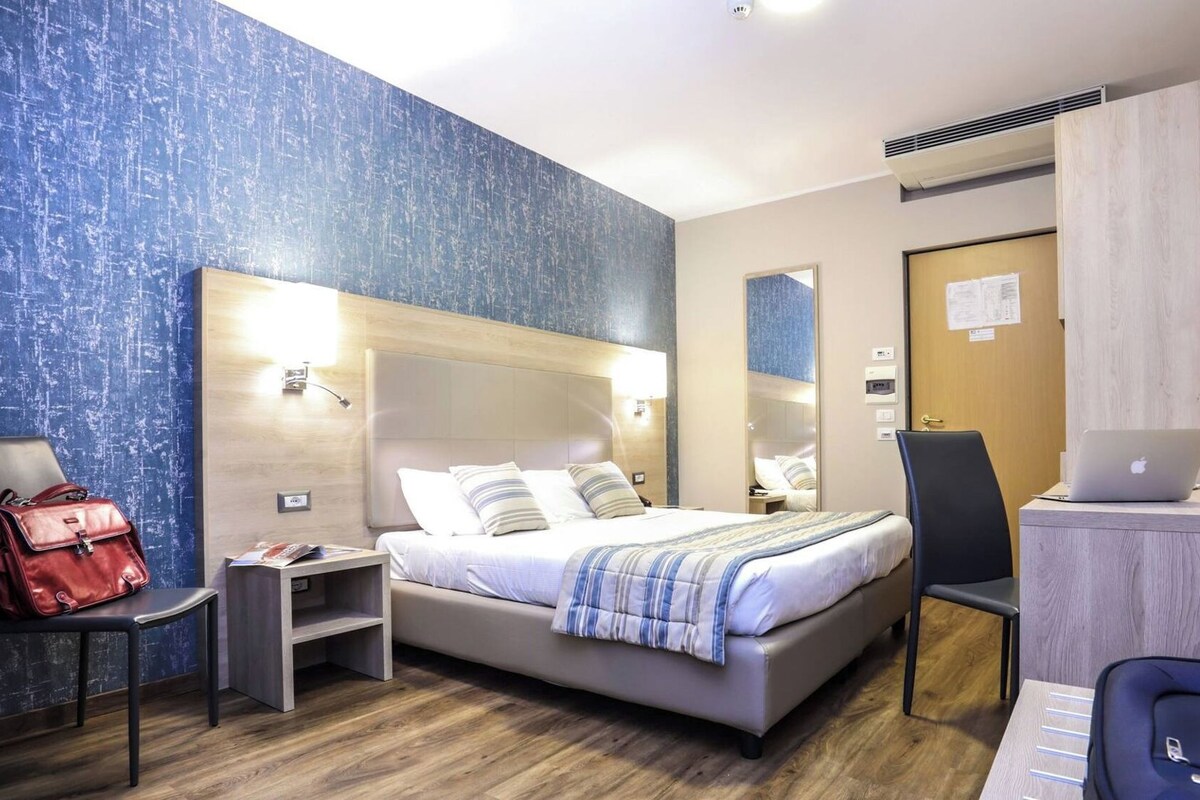 Desk, laptop workspace, WiFi (free), bed sheets