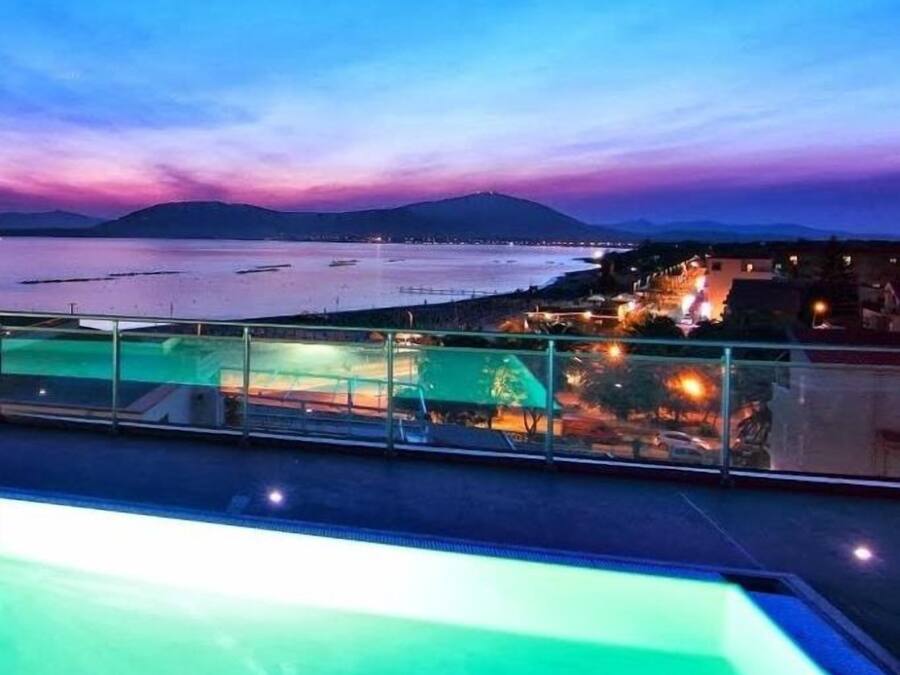 Una piscina al aire libre de temporada