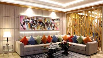 Minibar, coffres-forts dans les chambres, rideaux occultants