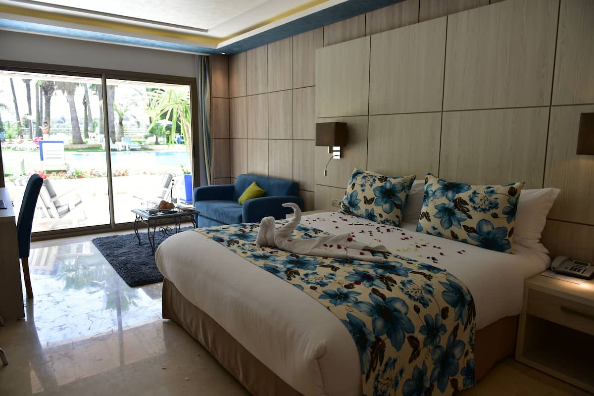 Junior Suite, Pool View | Minibar, in-room safe, blackout drapes, soundproofing