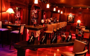 2 bares o lounges 