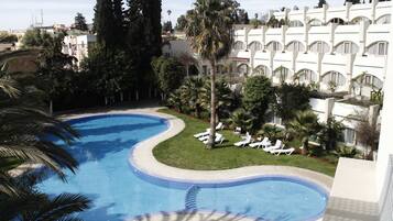 3 piscines extérieures, parasols de plage, chaises longues