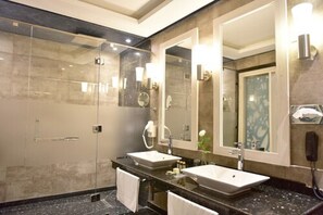 Executive Suite | Bathroom | Deep soaking tub, free toiletries, hair dryer, bathrobes - Zaki Hotel  (Meknes)