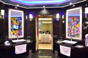 Royal Suite (402) | Bathroom | Deep soaking tub, free toiletries, hair dryer, bathrobes - Zaki Hotel  (Meknes)