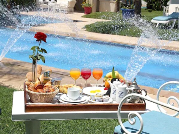 3 piscinas al aire libre, sombrillas, sillones reclinables de piscina