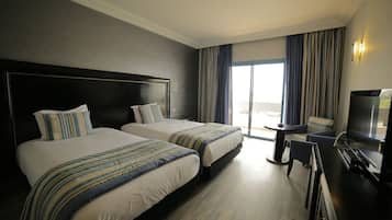 Chambre double ou avec lits jumeaux | Literie de qualitĂ©, coffre-fort, bureau, systĂšme dâinsonorisation