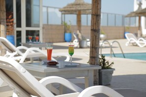 Seasonal outdoor pool, pool umbrellas, sun loungers - Hotel Suisse (Casablanca)