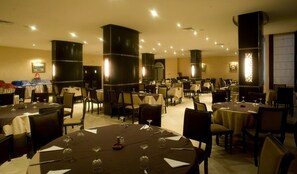 2 restaurants, serveren ontbijt, lokale en internationale gerechten