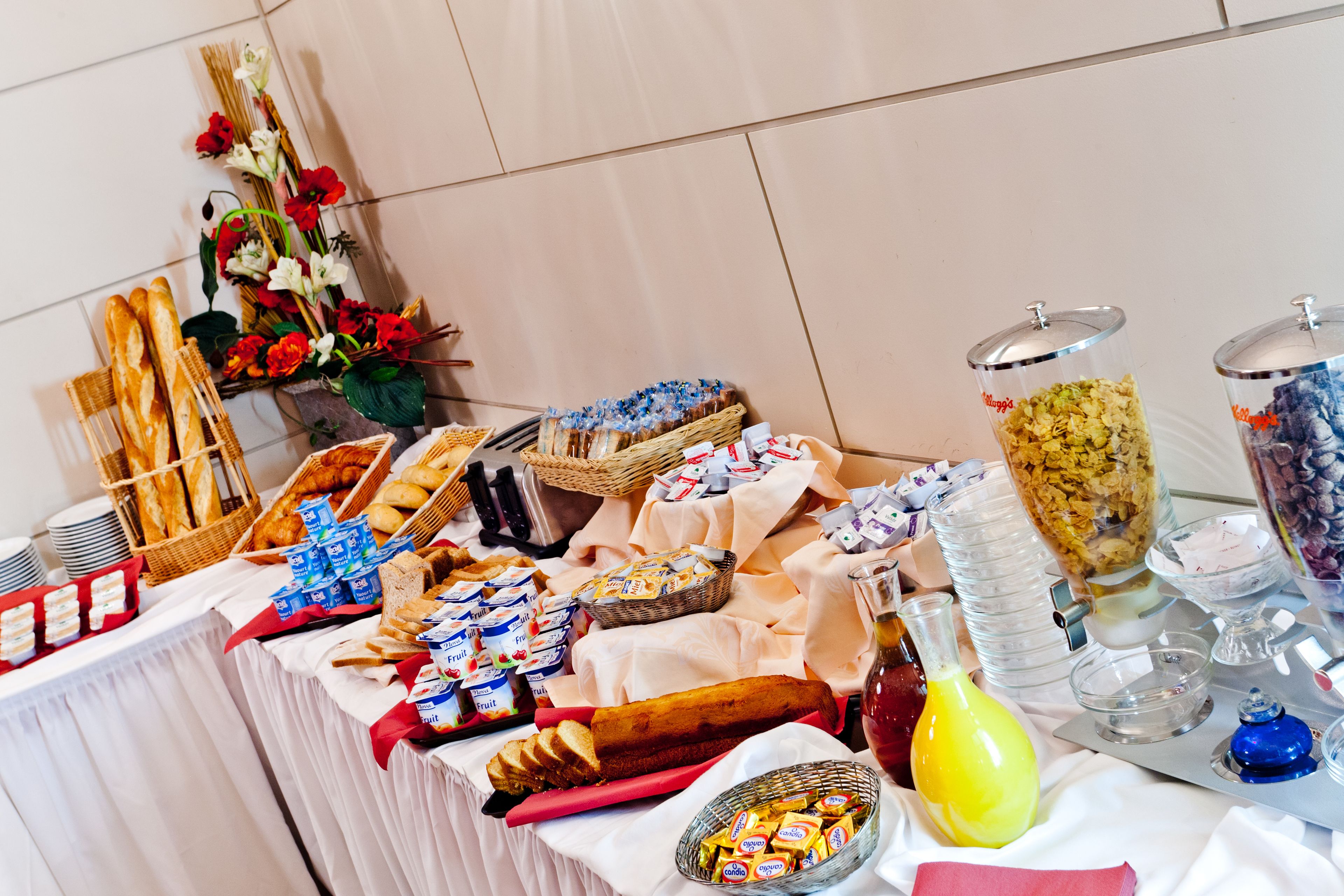 Desayuno continental diario (EUR 12 por persona)