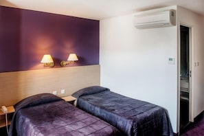 Habitación con 1 cama doble o 2 individuales (climatisée) | Caja fuerte, escritorio, wifi gratis y ropa de cama
