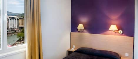 Caja fuerte, escritorio, wifi gratis y ropa de cama