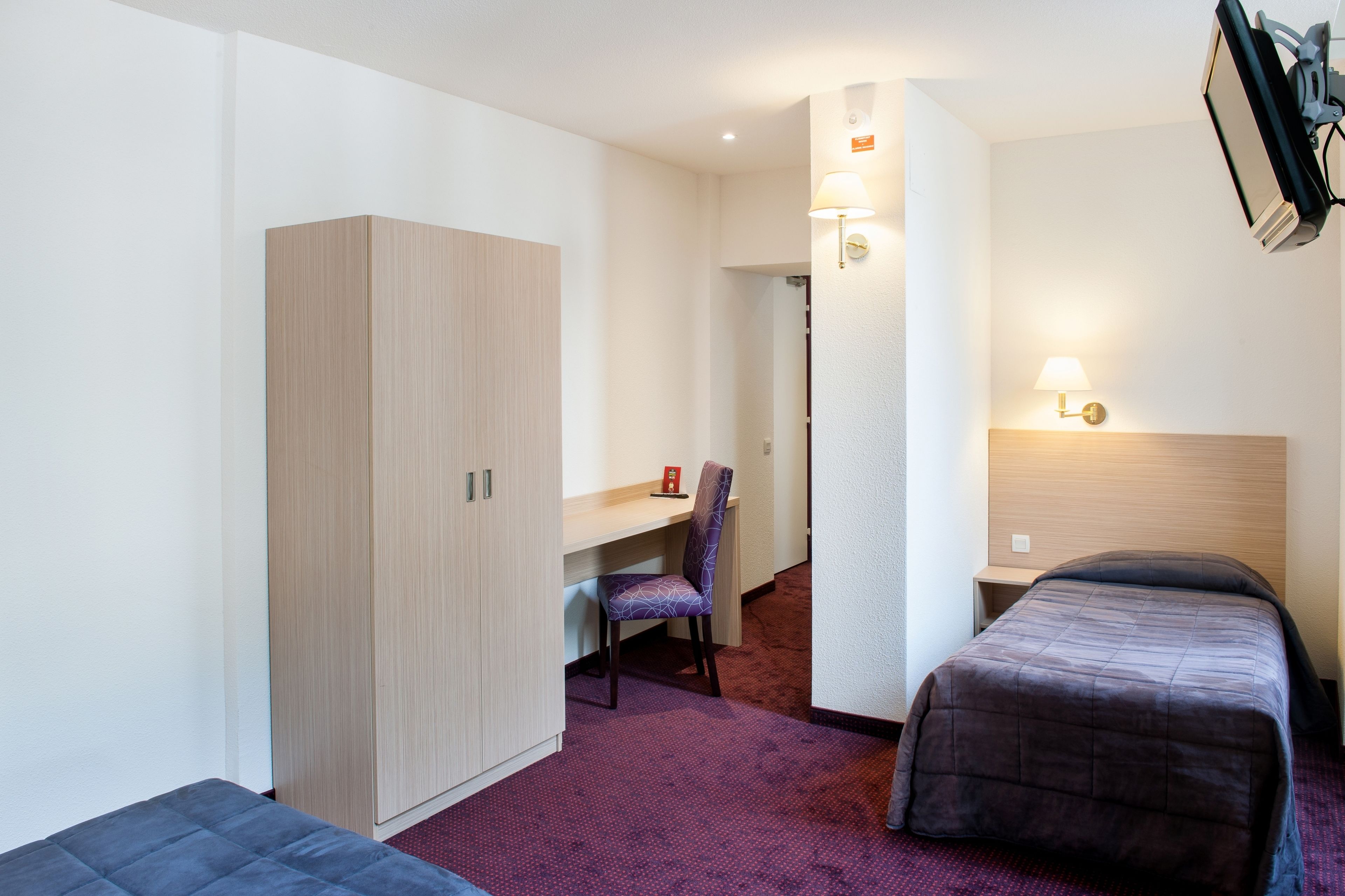 triple room | in-room safe, desk, free wifi, bed sheets