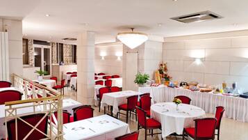 Dagelijks continentaal ontbijt (EUR 12 per persoon)