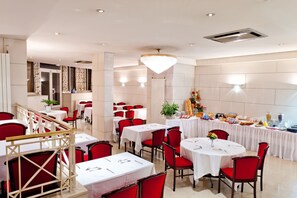 Daily continental breakfast for a fee - Hotel Continental (Lourdes)