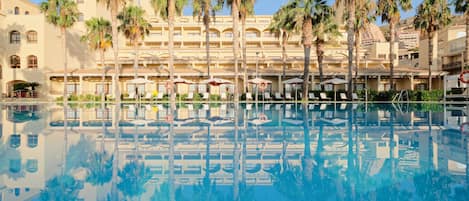 Piscine couverte, piscine extérieure (ouverte en saison)