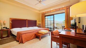 Een kluis op de kamer, een bureau, een strijkplank/strijkijzer