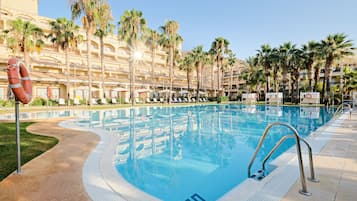 Una piscina techada, una piscina al aire libre de temporada