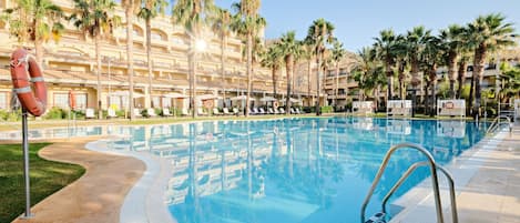 Indoor pool, seasonal outdoor pool, sun loungers