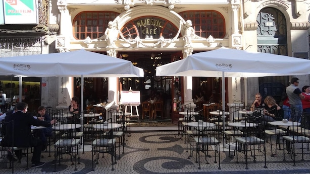 An outdoor café with outdoor seating and a decorative entrance. - Hotel Solar São Gabriel (Porto)