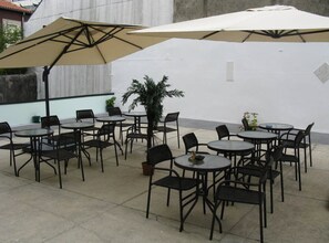 Outdoor dining - Hotel Solar São Gabriel (Porto)