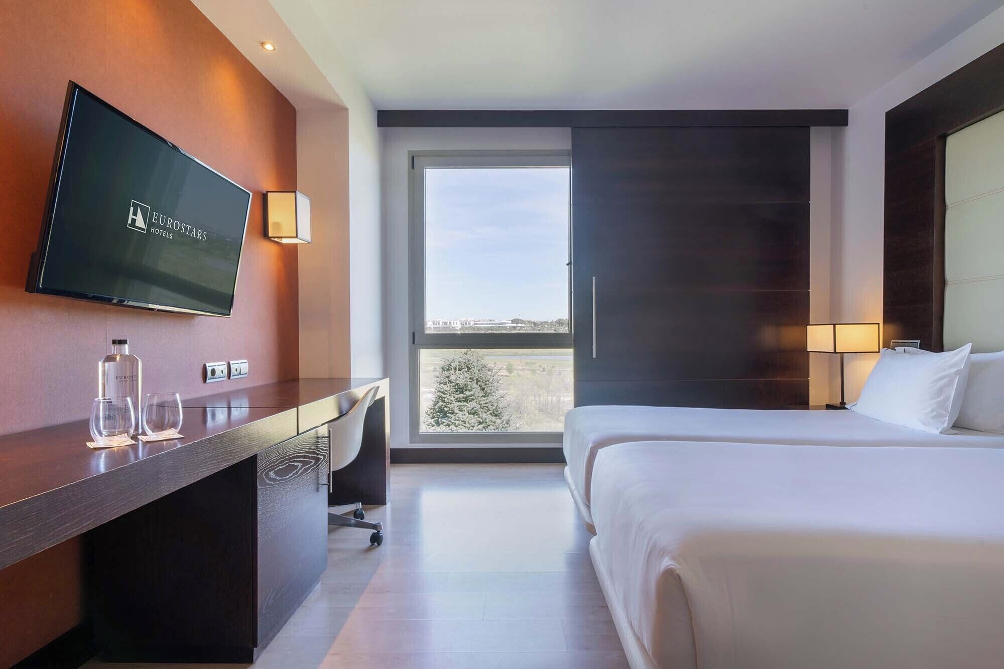 Minibaari, tallelokero huoneessa, työpöytä, äänieristys