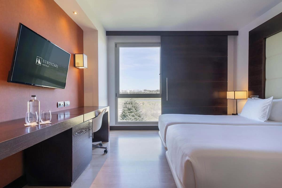 Minibaari, tallelokero huoneessa, työpöytä, äänieristys