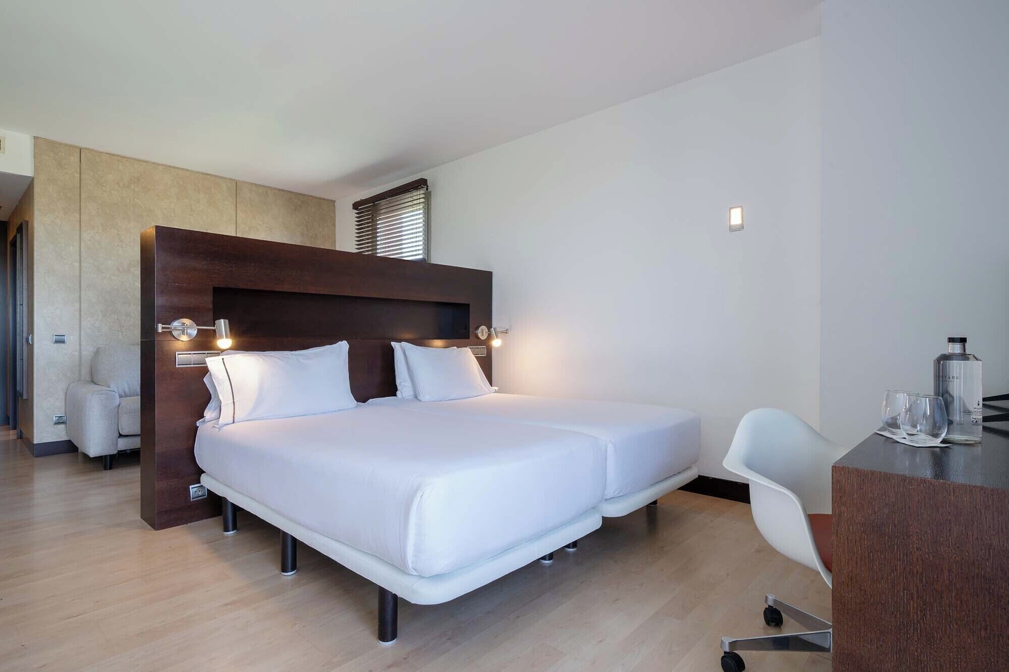 迷你吧、客房内保险箱、办公桌、隔音