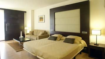 Een minibar, een kluis op de kamer, een bureau, geluiddichte muren